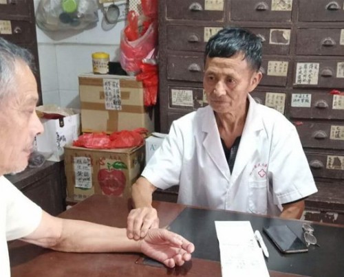 红尘玉液映初心 记乡村中医周主宝治疗烧烫伤仁心传奇  (尹程起)